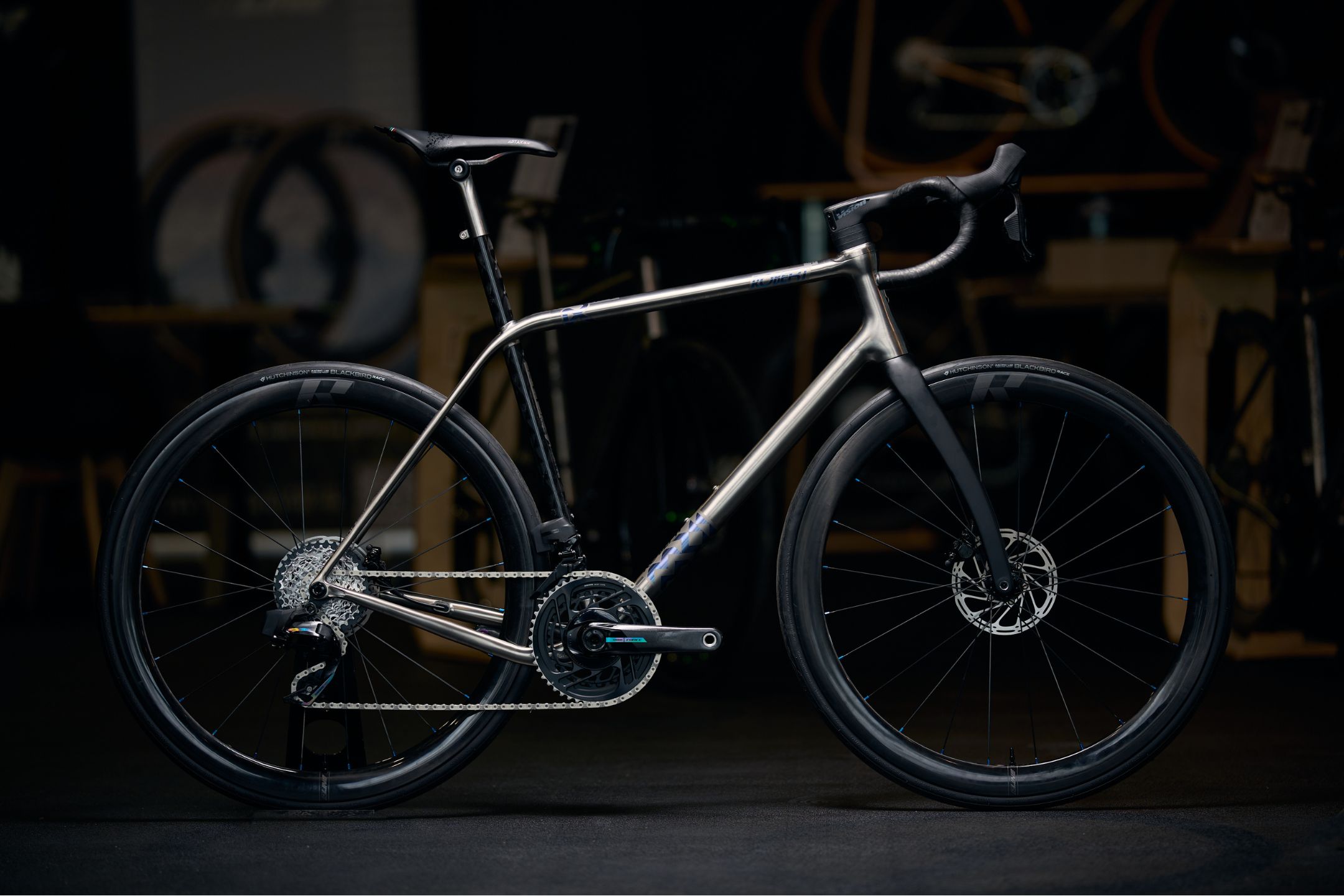 Image d'un homme en train de faire du vélo sur route